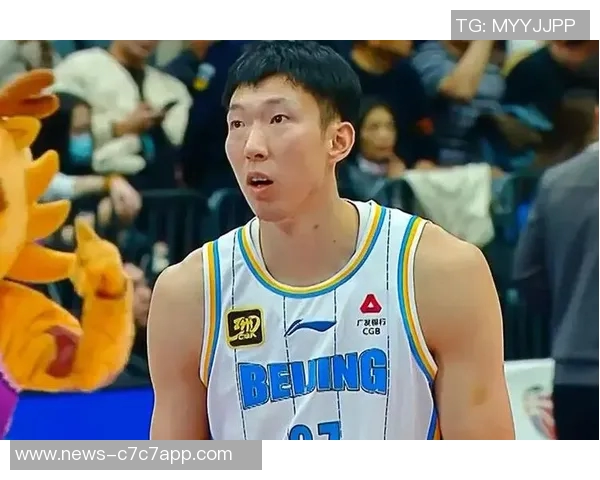 周琦上半场表现抢眼三投全中贡献6分2篮板2助攻并送出3记大帽 周琦上半场表现抢眼三投全中贡献6分2篮板2助攻并送出3记大帽