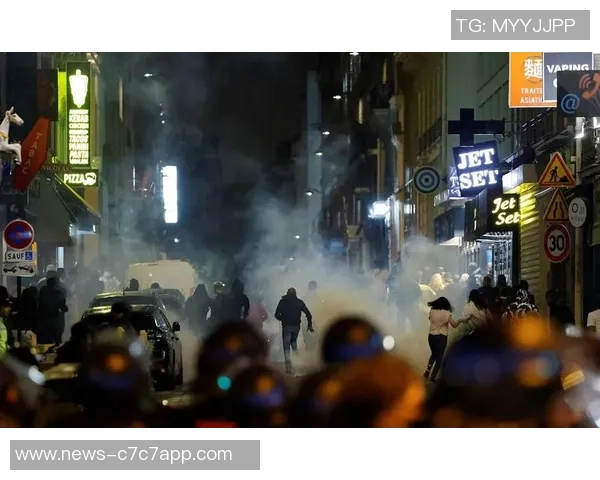 法国庆祝阿尔及利亚晋级引发骚乱巴黎政府紧急发出安全警告